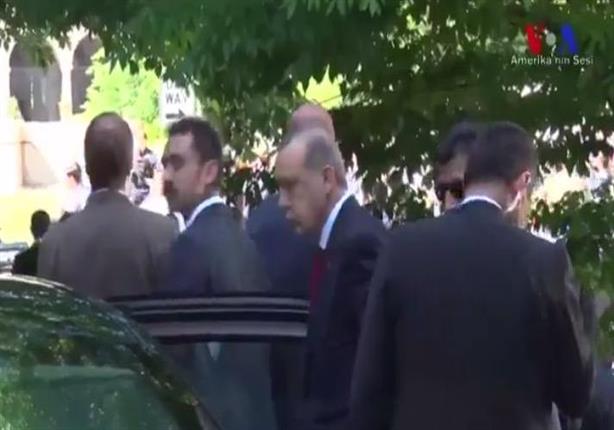 فيديو- أردوغان شاهد اعتداء حرسه على المحتجين ضده في واشنطن فيديو- أردوغان شاهد اعتداء حرسه على المحتجين ضده في واشنطن