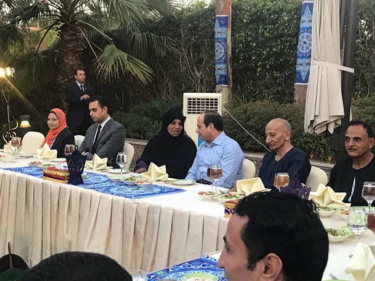 ضيوف الرئيس يسردون تفاصيل 105 دقائق انتظار قبل الإفطار ضيوف الرئيس يسردون تفاصيل 105 دقائق انتظار قبل الإفطار