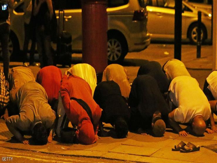 بالصور.. المسلمون واصلوا الصلاة بعد 