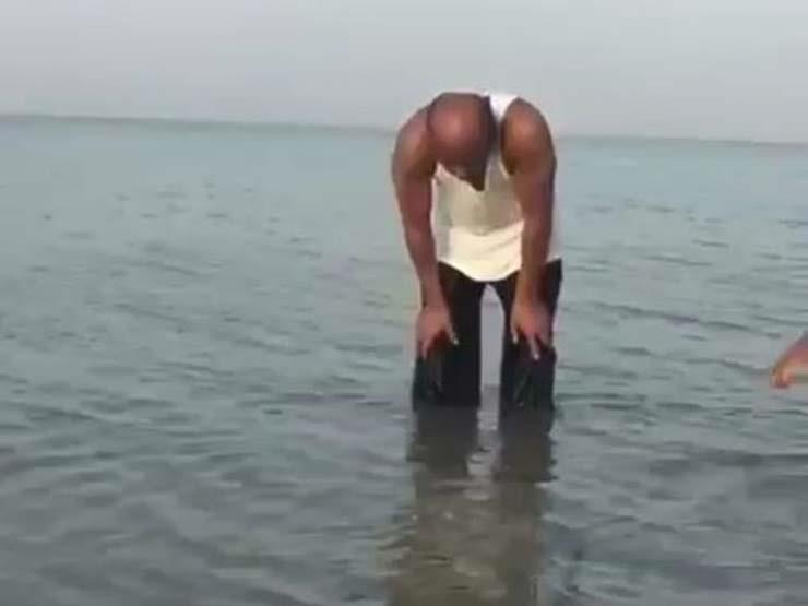 تداول فيديو لشخص يؤدي الصلاة في البحر.. وأستاذ بالأزهر: باطلة تداول فيديو لشخص يؤدي الصلاة في البحر.. وأستاذ بالأزهر: باطلة