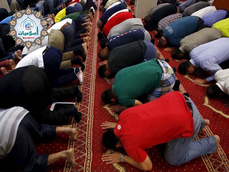 أدخل المسجد لصلاة الجماعة فأجدهم مثلا سجود فهل أدخل معهم أم أنتظر حتى يقوم الإمام للركعة من أولها ؟ أدخل المسجد لصلاة الجماعة فأجدهم مثلا سجود فهل أدخل معهم أم أنتظر حتى يقوم الإمام للركعة من أولها ؟
