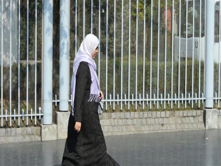 تحقيق بريطاني في بصق رجل على سيدة ومحاولة نزع حجاب صديقتها تحقيق بريطاني في بصق رجل على سيدة ومحاولة نزع حجاب صديقتها