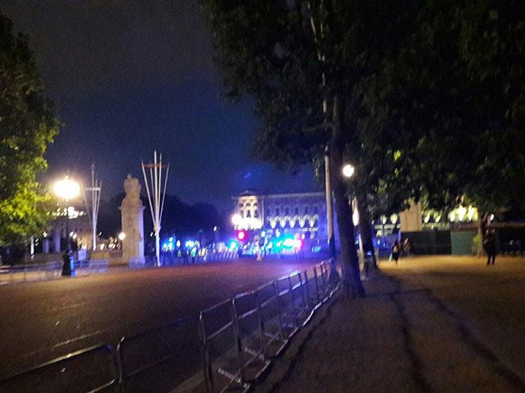 بالفيديو: احتجاز شخص هاجم رجلي شرطة بسكين أمام قصر باكنجهام بلندن بالفيديو: احتجاز شخص هاجم رجلي شرطة بسكين أمام قصر باكنجهام بلندن