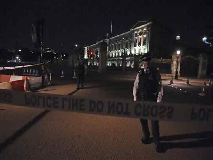 شرطة لندن تحقق مع رجل حاول مهاجمة أفرادها قرب قصر باكنجهام شرطة لندن تحقق مع رجل حاول مهاجمة أفرادها قرب قصر باكنجهام