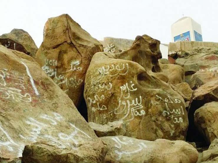الكتابة على صخور جبل عرفات