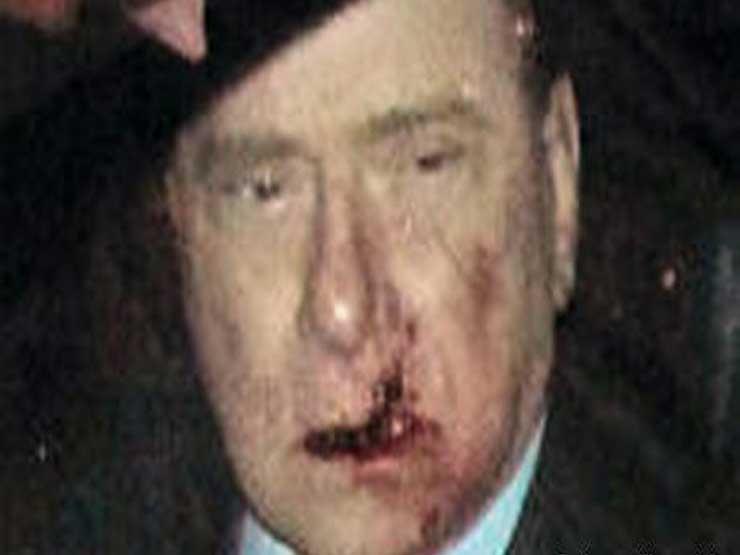 رئيس الحكومة الإيطالي السابق سيلفيو برلسكوني أثناء الإعتداء عليه 