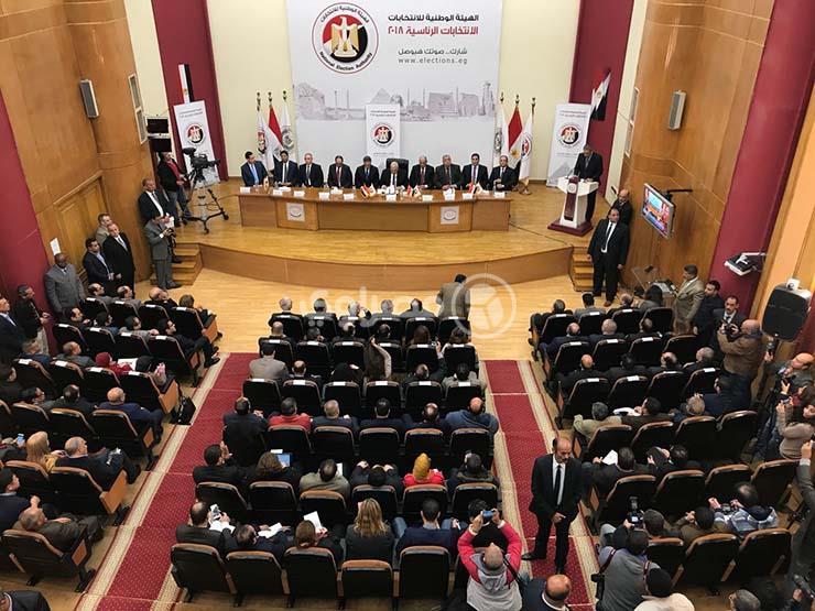 معلم يعلن نفسه مرشحًا لرئاسة الجمهورية: "فشلت في توصيل قضية التعليم للمسؤولين" (صور) معلم يعلن نفسه مرشحًا لرئاسة الجمهورية: "فشلت في توصيل قضية التعليم للمسؤولين" (صور)