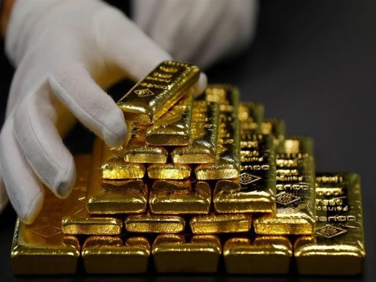الذهب يرتفع عالميًا مع تراجع الدولار ويسجل ثالث أسبوع من المكاسب