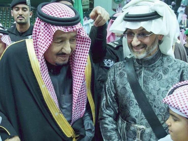 الوليد بن طلال "يرقص مع الملك" في أول لقاء بعد الإفراج عنه الوليد بن طلال "يرقص مع الملك" في أول لقاء بعد الإفراج عنه