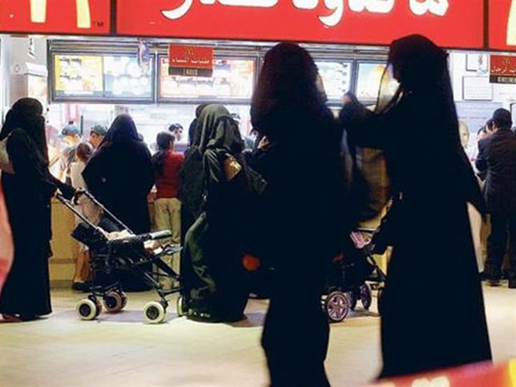 غيرة على زوجها.. خليجية تضرب فتاة في مطعم غيرة على زوجها.. خليجية تضرب فتاة في مطعم