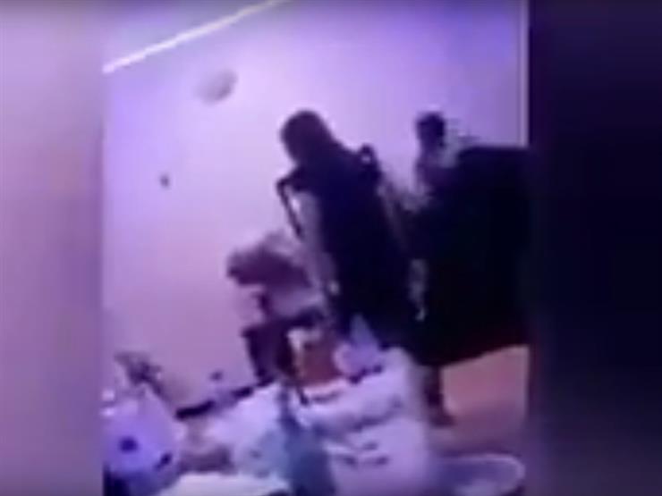بالفيديو.. "خناقة" عنيفة بين شاب خليجي وفتيات داخل شقة بالفيديو.. "خناقة" عنيفة بين شاب خليجي وفتيات داخل شقة