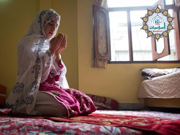 ما حكم صلاة ربة المنزل المُجهدة من أعمال البيت وهي جالسة؟ ما حكم صلاة ربة المنزل المُجهدة من أعمال البيت وهي جالسة؟