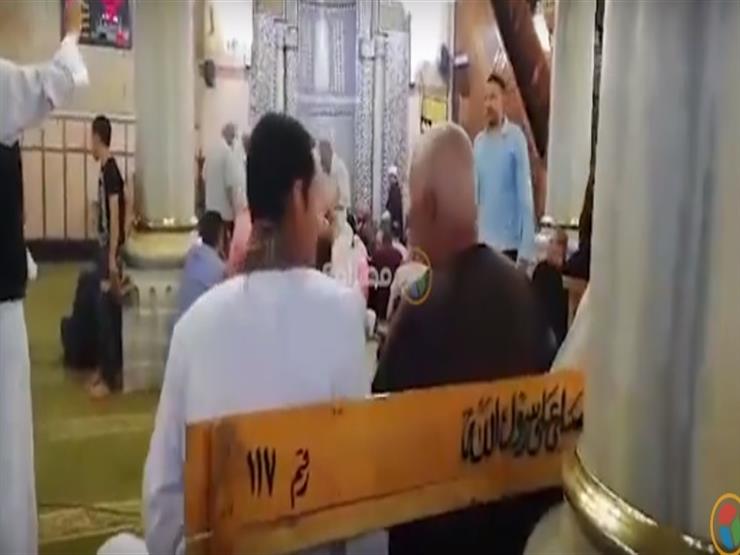 المئات يحيون ذكرى الإسراء و المعراج بمسجد الحسين المئات يحيون ذكرى الإسراء و المعراج بمسجد الحسين