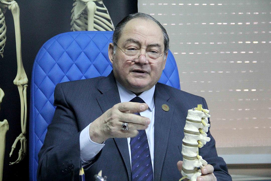 أستاذ جراحة عمود فقري: 6 أوضاع خطيرة على الرقبة نمارسها يوميًا (حوار) أستاذ جراحة عمود فقري: 6 أوضاع خطيرة على الرقبة نمارسها يوميًا (حوار)