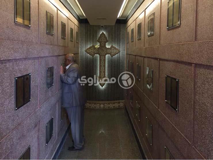 مجدي شاكر يصلي أمام مدفن توأمه - 1