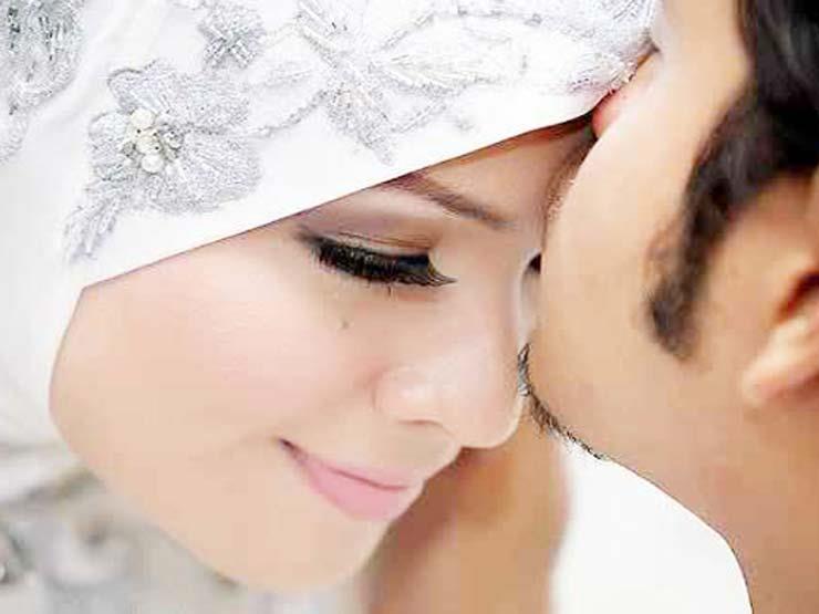 ما حكم تقبيل الزوج لزوجته في نهار رمضان؟