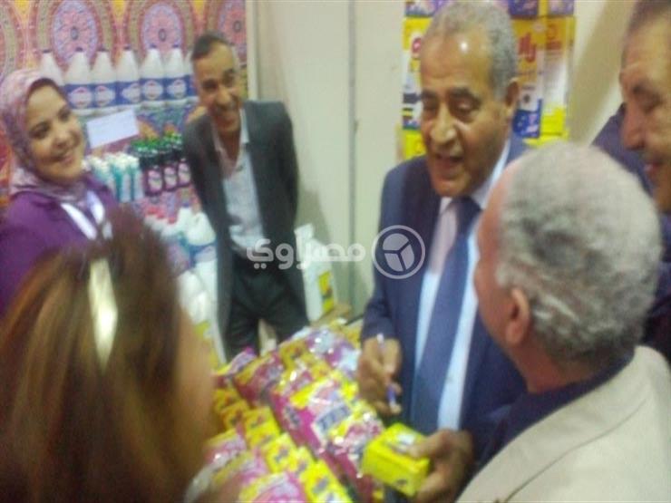 بالصور.. وزير التموين يوقع لمواطنة على عبوة رابسو ...مصراوى بالصور.. وزير التموين يوقع لمواطنة على عبوة رابسو ...مصراوى