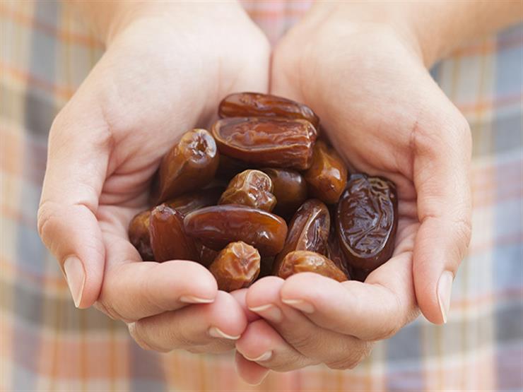 الجماع في نهار رمضان دون علم الزوجة بالحكم؟  وجب على المرأة- هي وزوجها- القضاء وذلك بصيام تسعة أيام لكل منهما، كما يجب عليه وحده الكفارة جزاء التعدي على حدود الله وهي صيام شهرين متتابعين عما أفطره من أيام، فإن عجز عن التكفير عن كلها أو بعضها بالصيام أطعم عن المعجوز عنه ستين مسكينا من أوسط ما يطعم منه أهله؛ لأن الحديث الصحيح الذي جاء فيه الصحابي يشتكي إلى رسول الله صلى الله عليه وسلم أنه وقع بأهله في نهار رمضان وقد ورد فيه حكمه صلى الله عليه وسلم بالكفارة عليه وحده، ولم يخبره بكفارة على امرأته، وهذا وقت الحاجة لإظهار الحكم، وتأخير البيان عن وقت الحاجة لا يجوز، فلم يجب على المرأة إلا القضاء فقط.