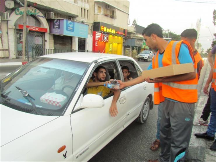 توزيع البلح فى الشارع