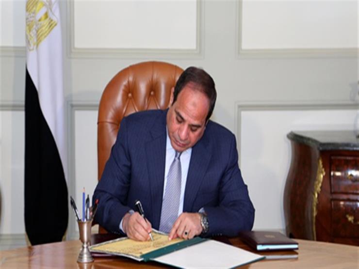 السيسي يوقع اعتماد الحساب الختامي لموازنة 2016-2017 السيسي يوقع اعتماد الحساب الختامي لموازنة 2016-2017