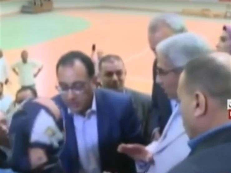 سيدة من ذوي الاحتياجات الخاصة توقف رئيس الوزراء في قنا لتقدي...مصراوى سيدة من ذوي الاحتياجات الخاصة توقف رئيس الوزراء في قنا لتقدي...مصراوى
