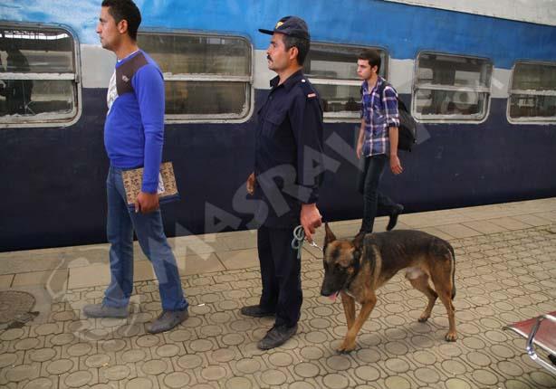 آثار انفجار قنبلة على رصيف محطة مصر