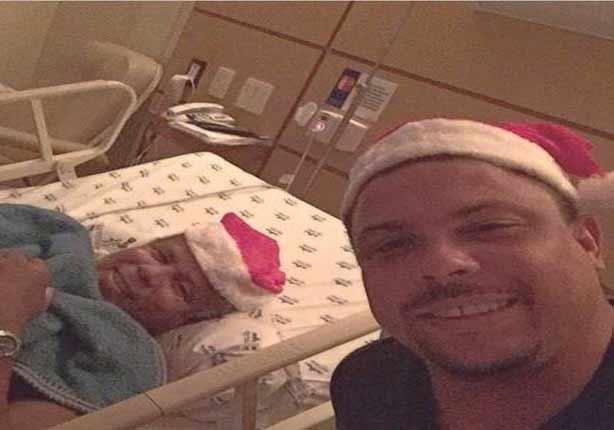 رونالدو يحتفل مع والده في المستشفى