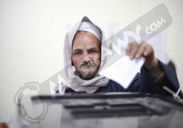 احد الناخبيين في إنتخابات الرئاسة يدلي بصوتة