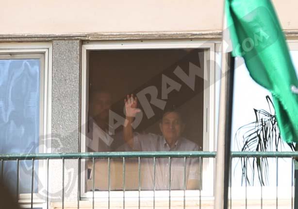 الرئيس المعزول محمد حسني مبارك يلوح  لأنصارة من نافذة
