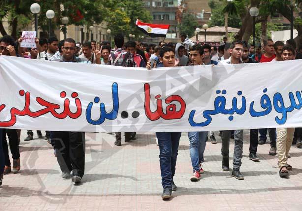رسالة طلاب جامعة القاهرة من داخل الجامعة في مظاهرة