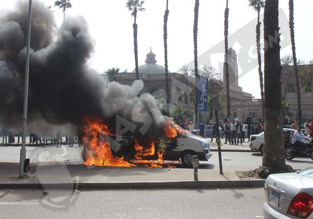 طلاب جامعة القاهرة يشعلون النيران بسيارة قناة الأون تي في