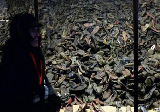 أحذية السجناء من بين ما يعرضه المتحف