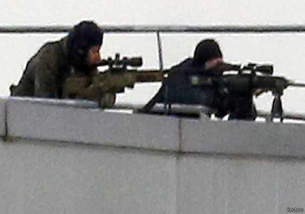 تمركز بعض رجال الأمن على أسطح المباني بالقرب من المتجر الذي تم فيه احتجاز الرهائن 