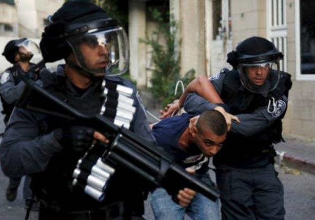 القوات الإسرائيلية تعتقل شابا فلسطينيا في مدينة الناصرة ذات الأغلبية العربية الفلسطينية شمال إسرائيل بعد صدامات بين الشرطة الإسرائيلية والفلسطينيين.