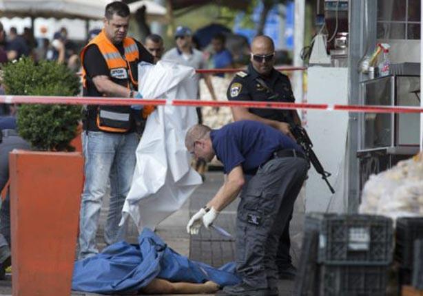 الشرطة الإسرائيلية تأخذ بصمات شاب فلسطيني قتل برصاصها، بعد أن طعن ، حسبما قيل، إسرائيليا بسكين قرب بوابة دمشق في القدس الشرقية.