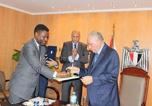 التقى اليوم الثلاثاء المستشار أحمد الزند وزير العدل بوفد الاتحاد الأفريقي القانوني الدولي (1)