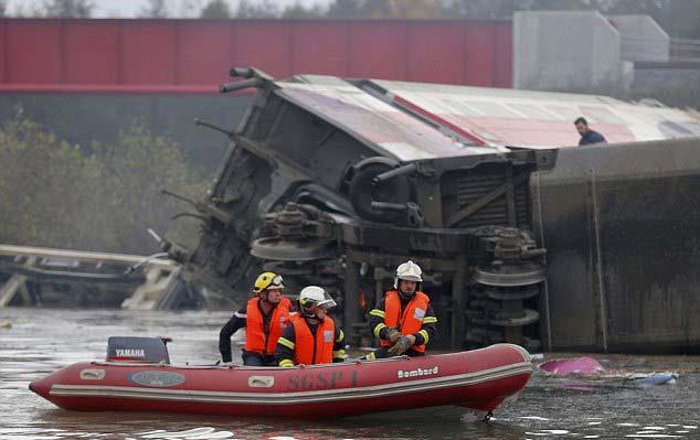 2E70B54800000578-3318523-Rescue_workers_search_the_wreckage_of_a_test_TGV_train_that_dera-m-39_1447515884266