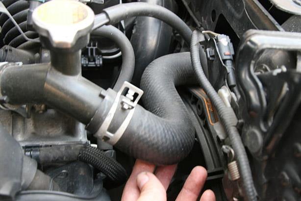 670px-Replace-a-Leaking-Radiator-Hose-Step-1
