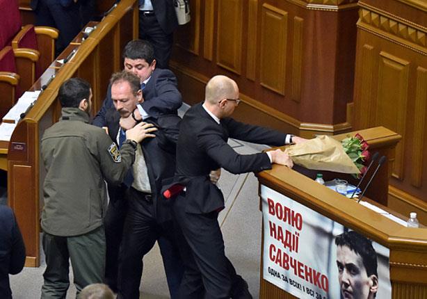 ضرب رئيس وزراء أوكرانيا داخل البرلمان 