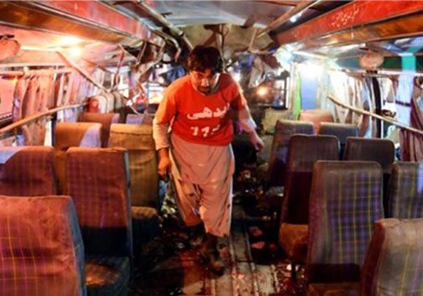 متطوع باكستاني يتفقد حافلة عقب انفجار قنبلة في كويتا يوم 19 أكتوبرتشرين الثاني