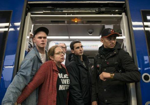 مجموعة من المتظاهرين في القطار المؤدي لمطار سانت بول