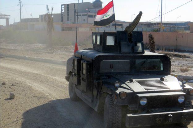 سيارة تابعة لقوات مكافحة الإرهاب تتجول في حي الضباط القريب من منطقة الحوز.1