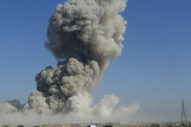 القوات العراقية تفجر بعض الفخاخ المتفجرة التي تقول إن مسلحي تنظيم الدولة الإسلامية زرعوها على الطرق.3
