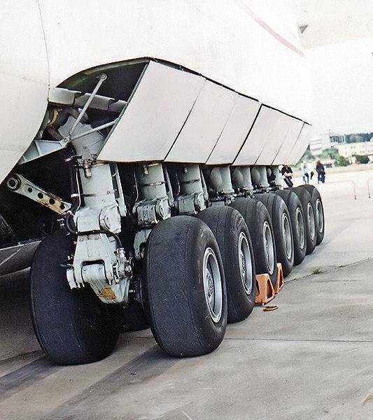 533px-Antonov-225_main_landing_gear_2