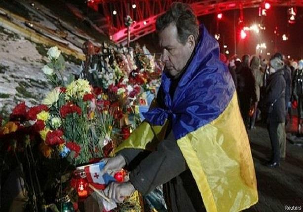150221111429_lighting_candles_remembering_dead_ukrainian_activists_640x360_reuters