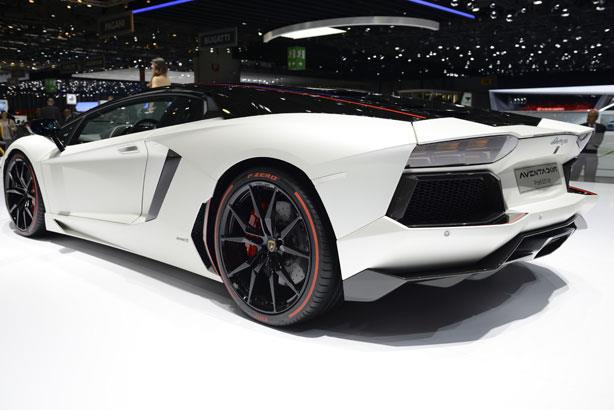 Lamborghini_Aventador_Pirelli_edition