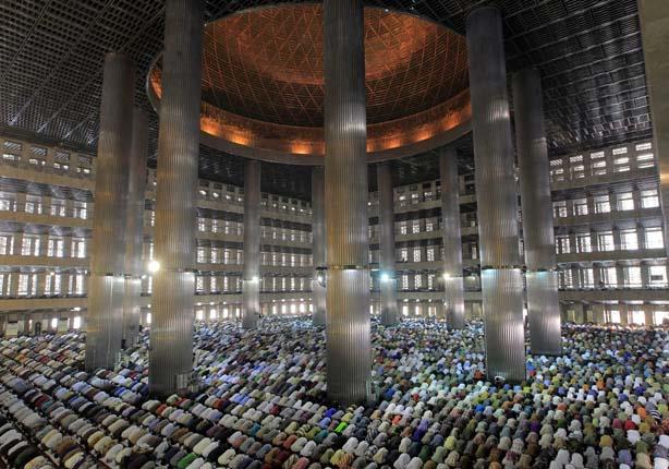 صلاة أول جمعة في رمضان في مسجد الاستقلال في مدينة جاكرتا بإندونيسيا