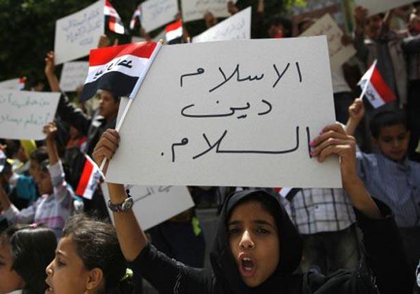 أطفال يمنيون يرددون هتافات ضد حملة الغارات الجوية التي تقودها السعودية داخل اليمن.