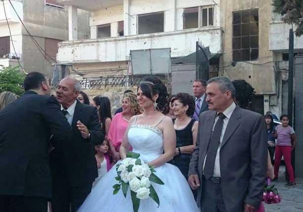 زفاف على حطام القصف في كنيسة سورية
