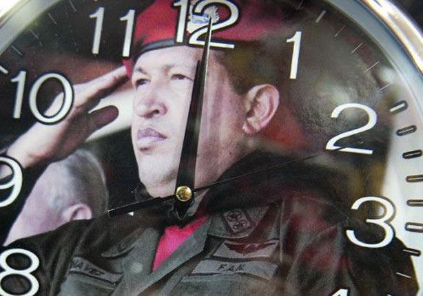 ويمكن رؤية ساعات معروضة للبيع في فنزويلا، وعليها وجه هوغو تشافيز.